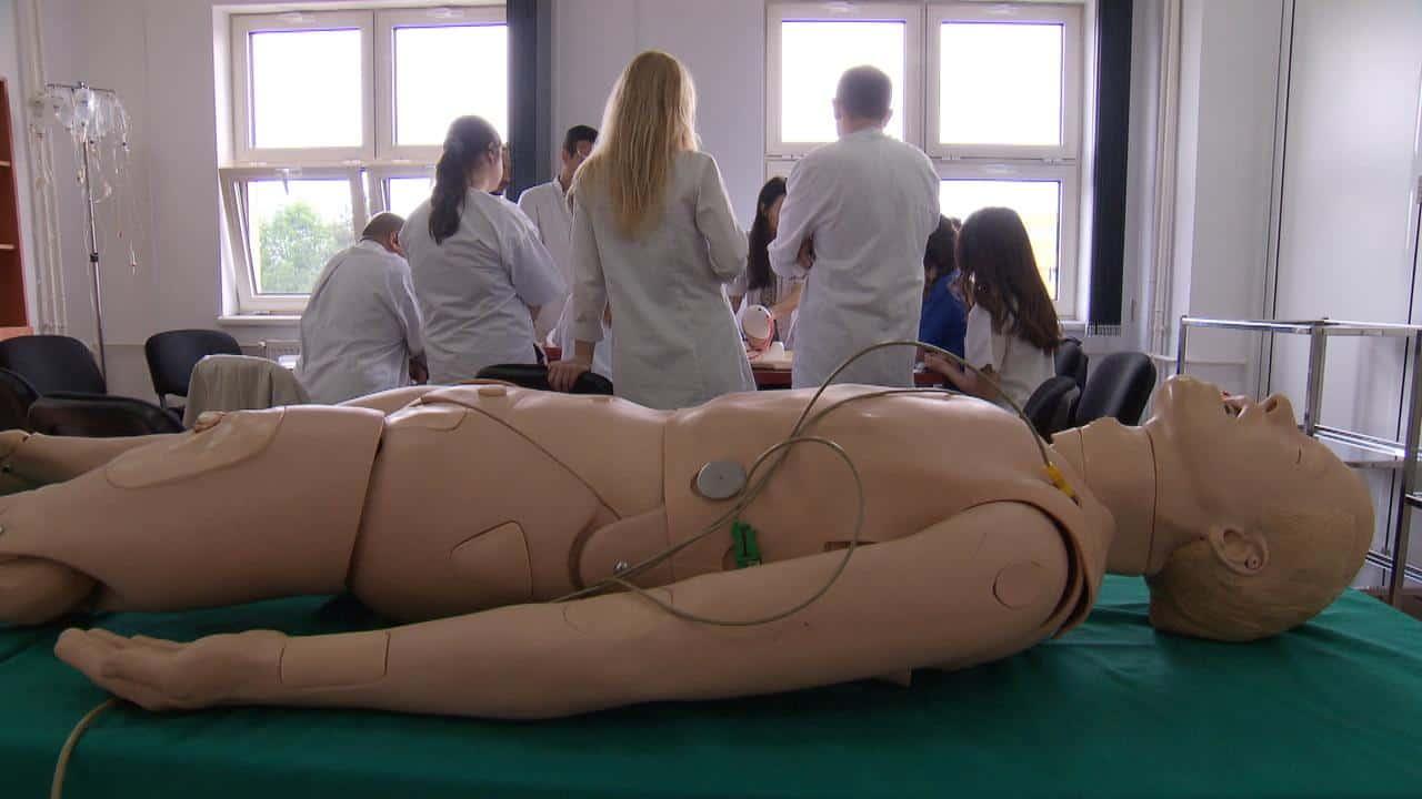 Comment devenir médecin en Suisse : études, équivalences et salaires