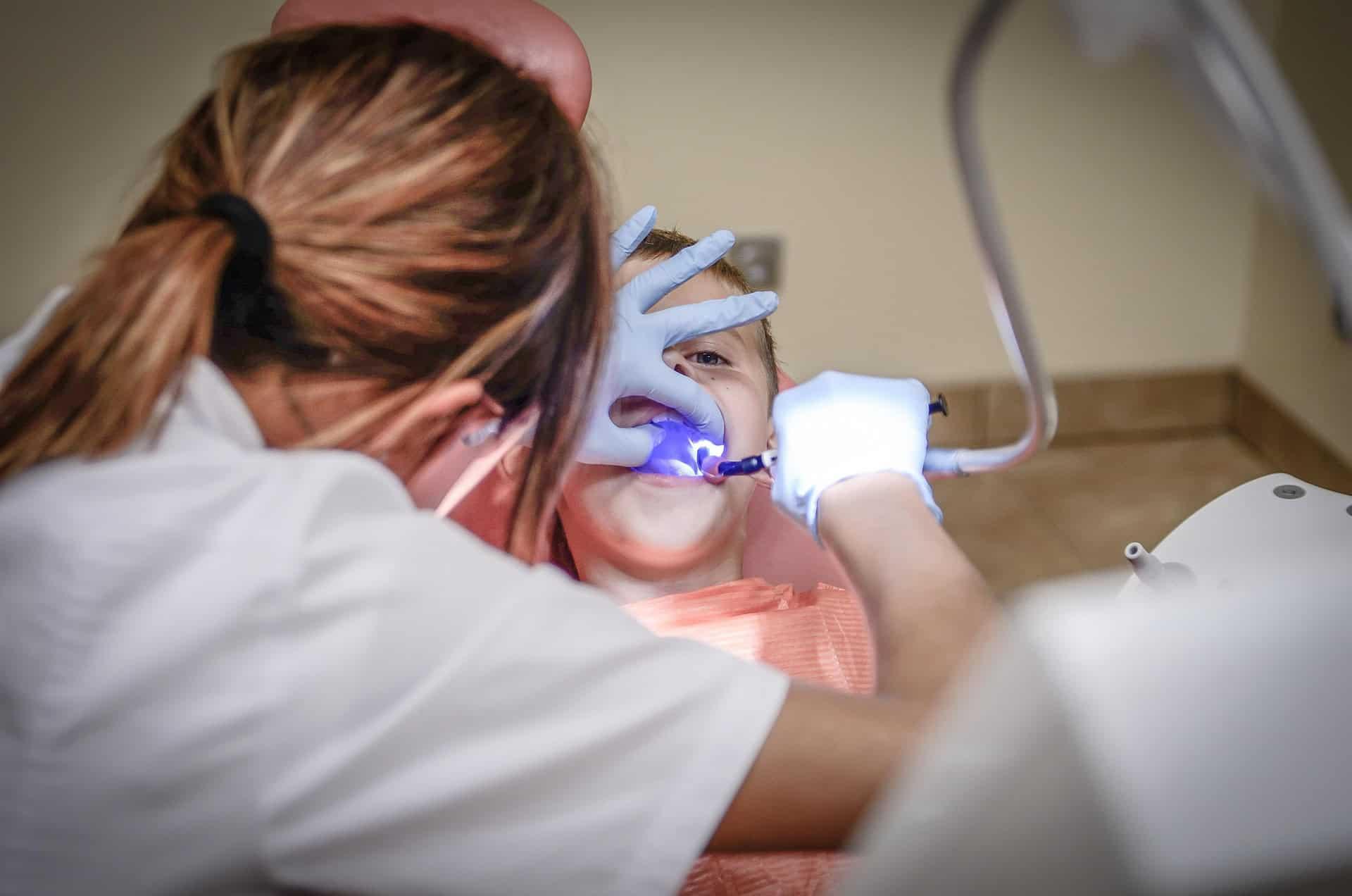 Contrat Dentiste salarié : les clauses à vérifier avant de signer