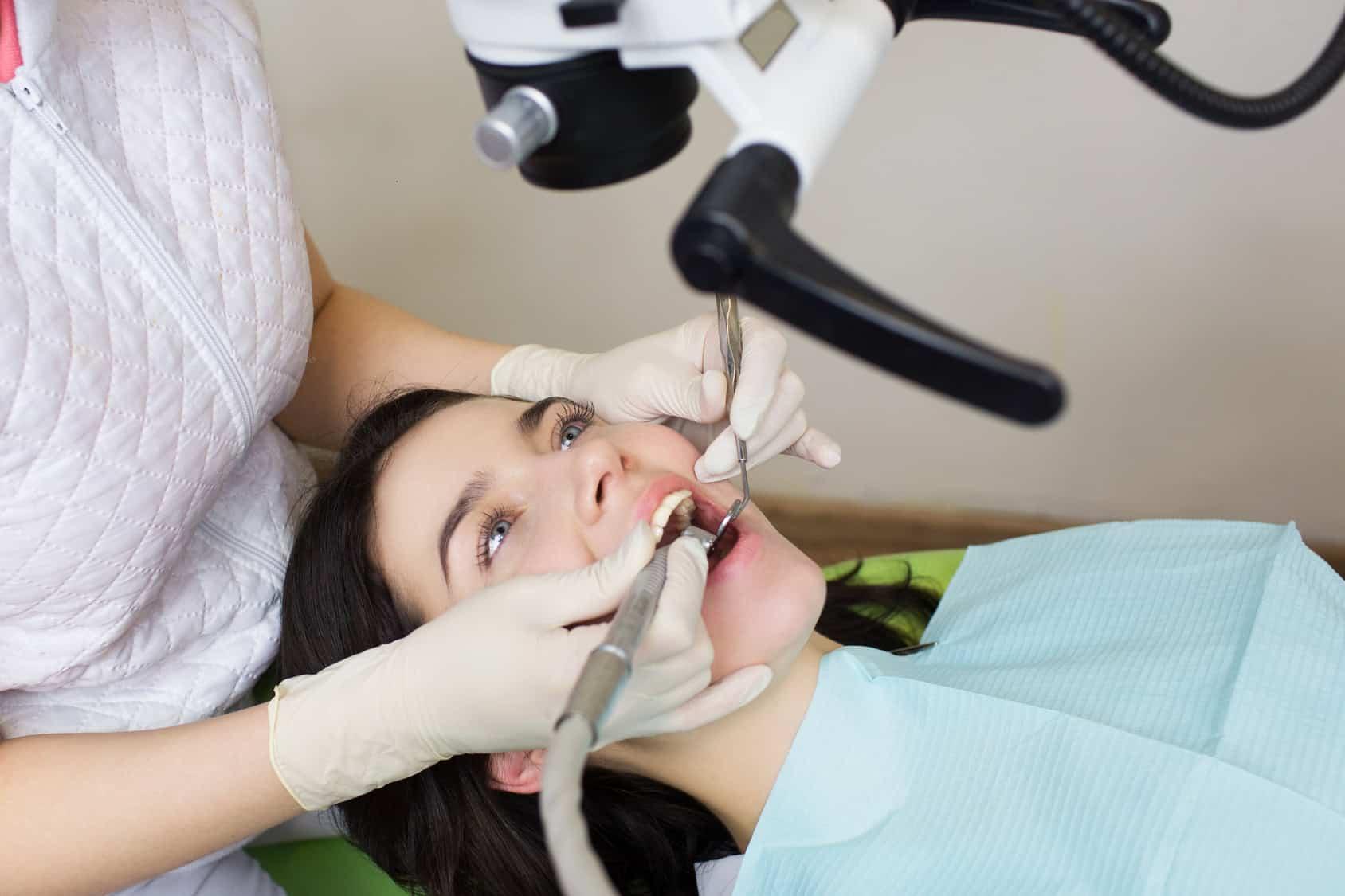 Dentiste salarié ou libéral : quel statut choisir pour votre carrière ?