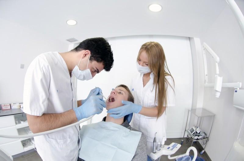 Quel est le salaire moyen d’un implantologue dentaire, chirurgien-dentiste et assistant(e) dentaire en cabinet dentaire ?