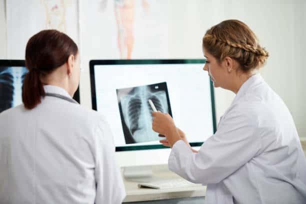 Devenir radiologue en Suisse : études, diplômes, salaires et perspectives