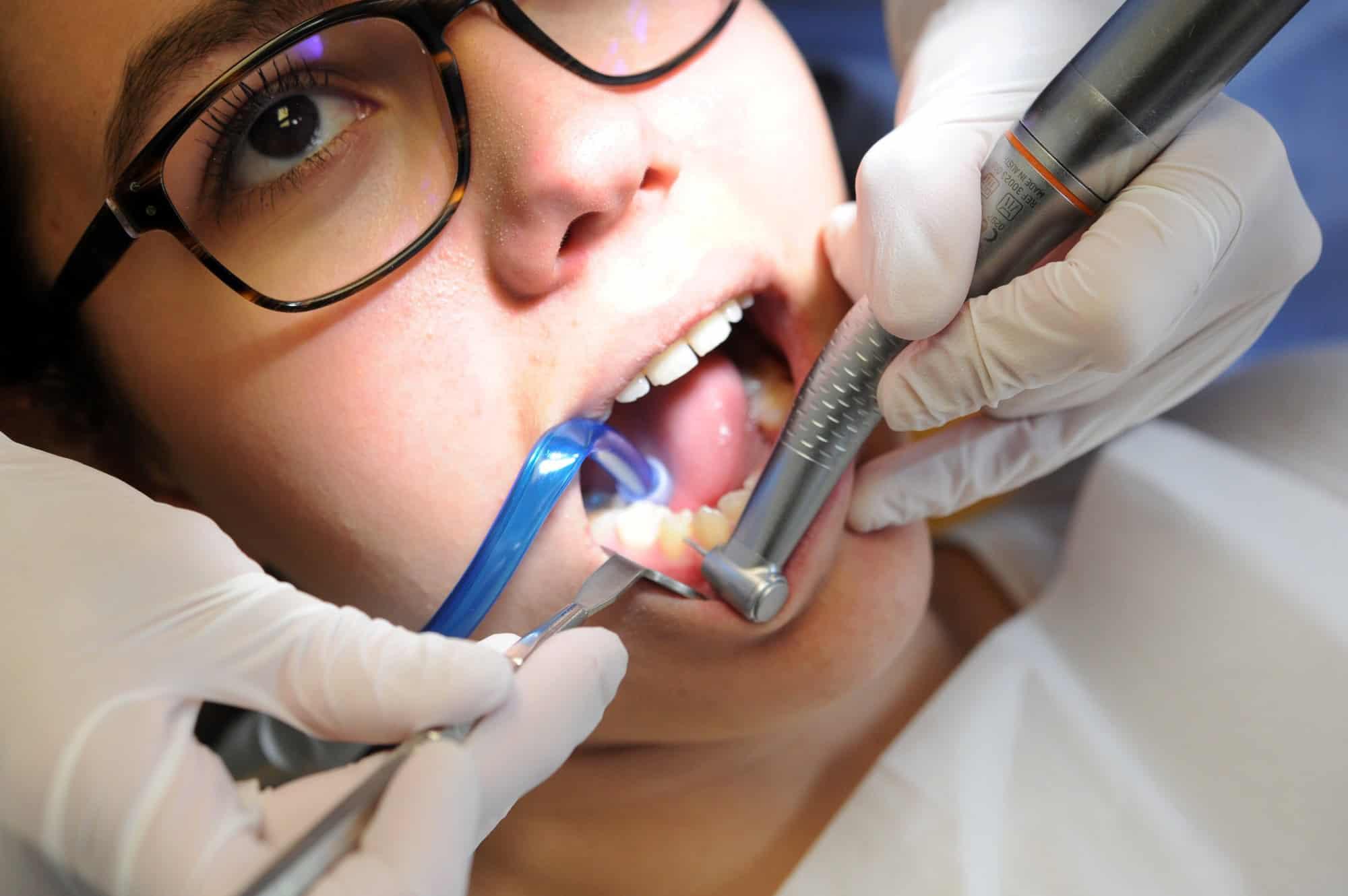 Comment devenir dentiste aux États-Unis : étapes, équivalences et conseils
