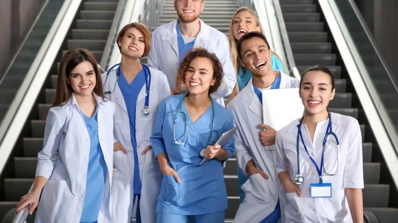 Comment devenir médecin aux États-Unis : guide complet pour réussir