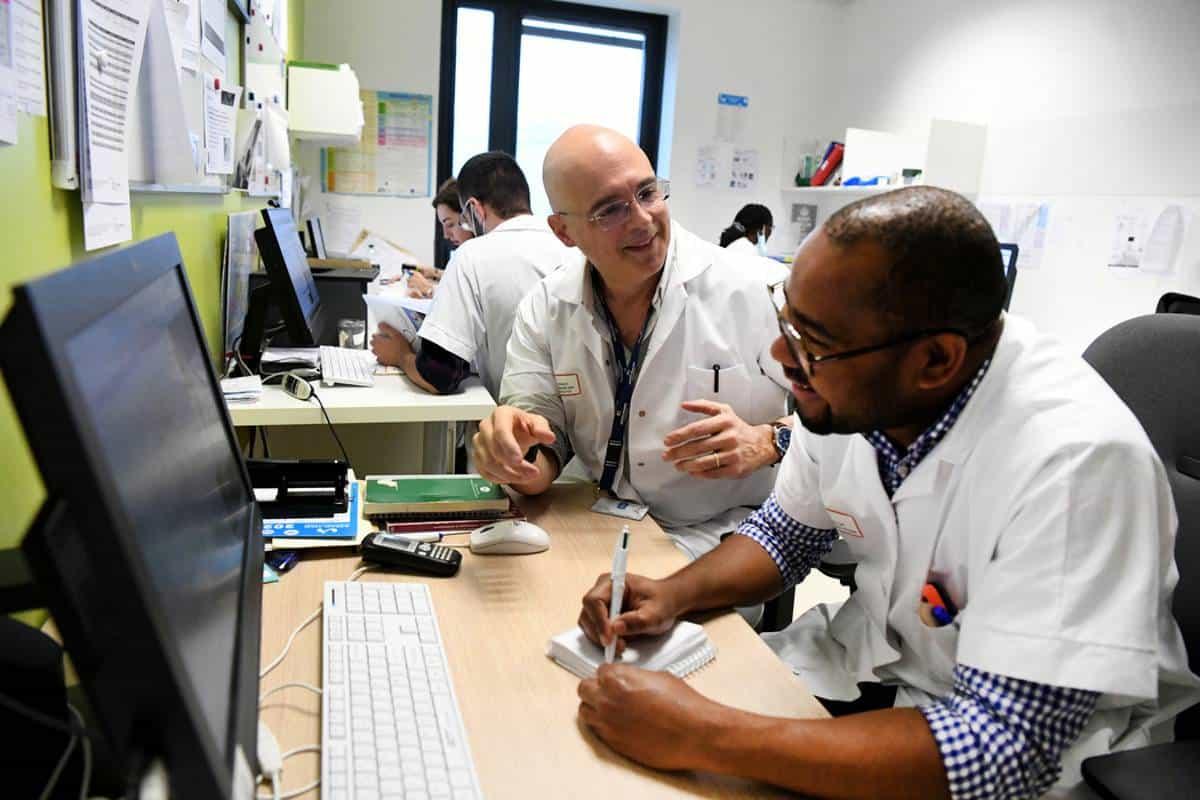 Devenir professeur de médecine : parcours, conditions et évolution