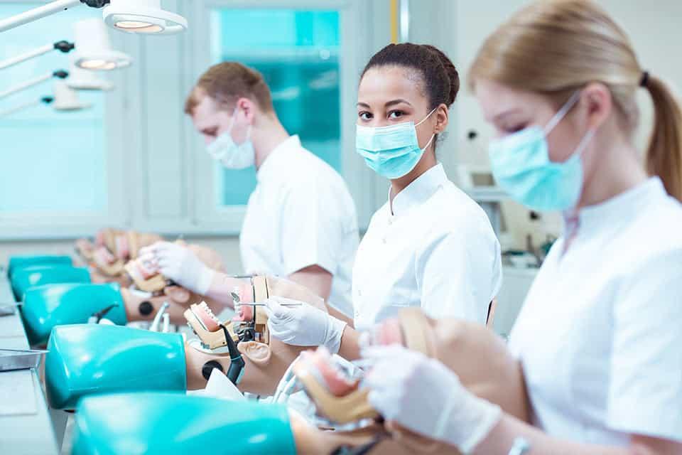 Peut-on devenir dentiste à 30 ans ? Guide complet pour une reconversion réussie