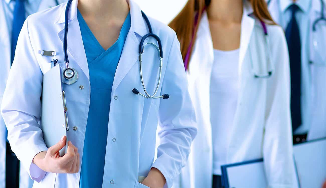 Devenir médecin à 30 ans : est-ce vraiment possible et comment réussir sa reconversion ?