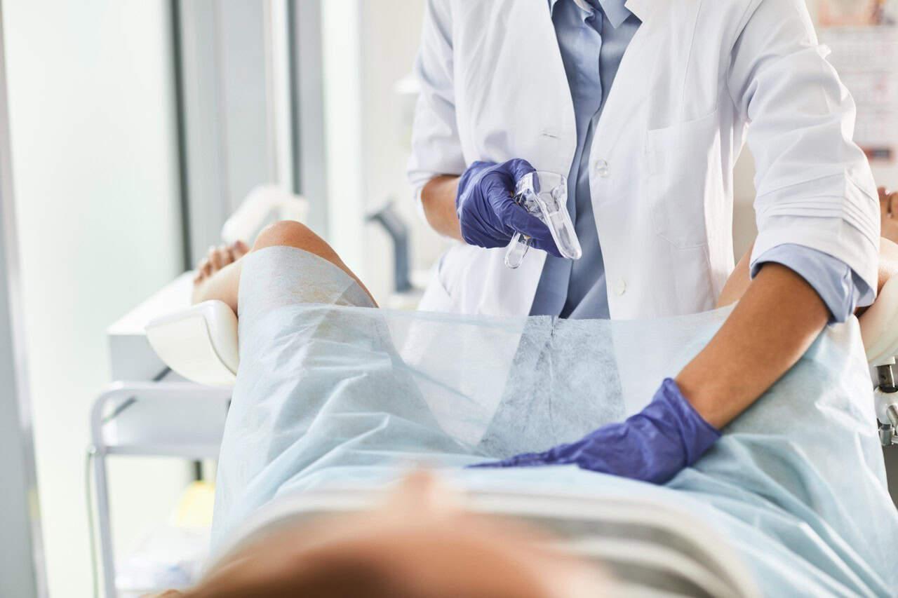 Comment devenir gynécologue : études, missions, salaires et débouchés