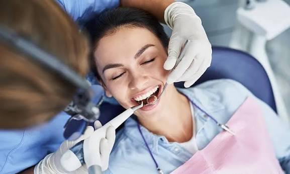 Quotidien d’un dentiste salarié : à quoi ressemble vraiment une journée type ?